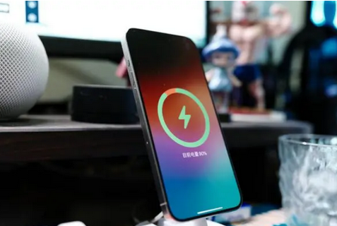 新绛苹果15换屏服务分享用什么充电器给iPhone15充电更好 