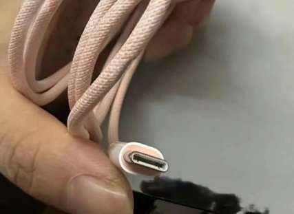 新绛苹果15维修店分享iPhone15USB-C数据线长啥样
